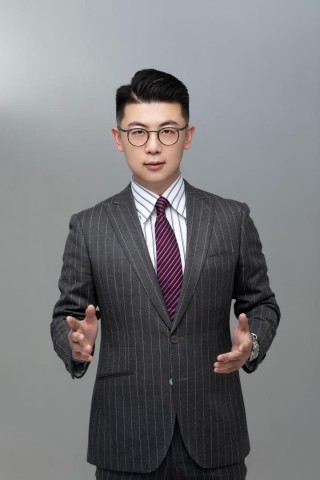 巅峰足球主持人(巅峰的主持人是谁)