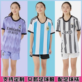 女生穿足球服(女生穿足球服图片)