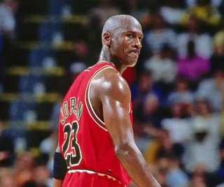 nba奥拉朱旺vs乔丹(乔丹与奥拉朱旺的背身单打)