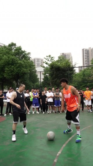 头盔哥vs教授(头盔哥和教授单挑)