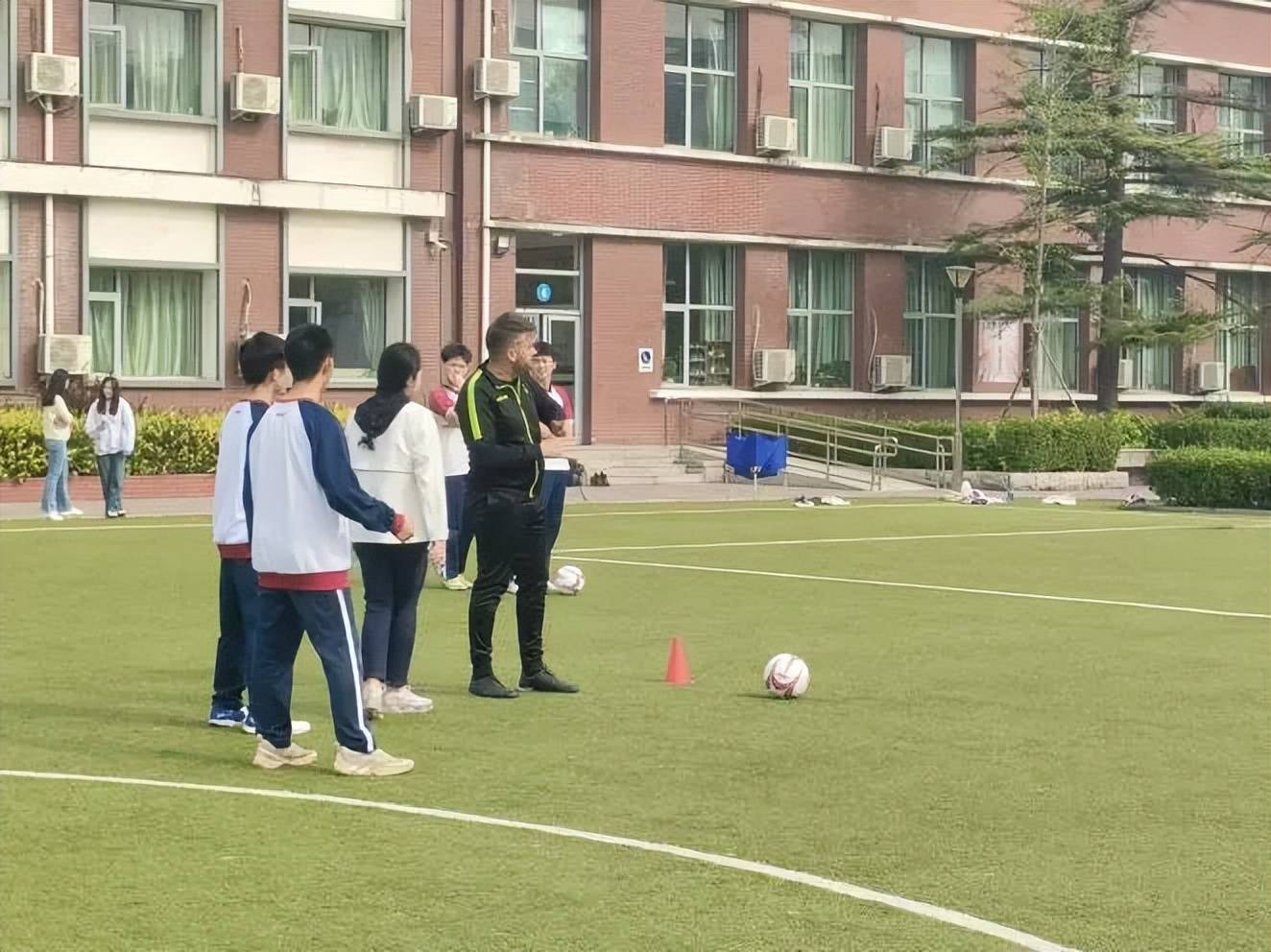 点亮足球(点亮足球梦 民族团结进步)  第1张